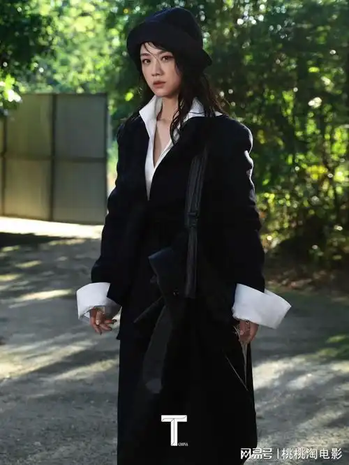 汤唯t杂志金九封面大片,经典风衣造型诠释早秋随性浪漫
