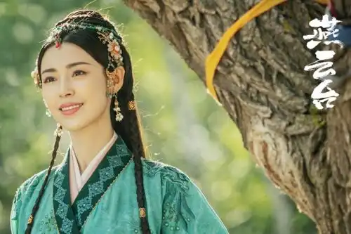 燕云台首播扑街唐嫣狂打腮红硬凹少女,佘诗曼法令纹显老态