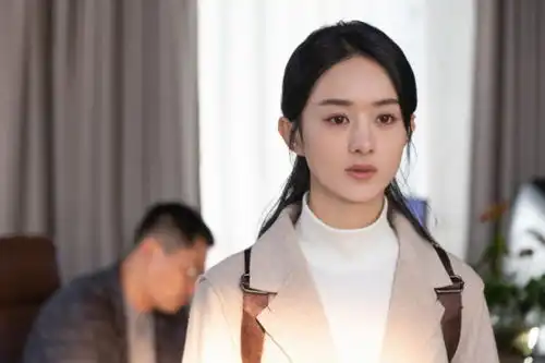 赵丽颖晒新剧照,85花旦以村官造型出镜,质朴穿搭更接地气