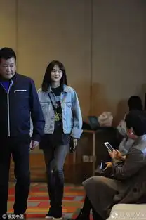 被力挺郑爽后台与赵宝刚热聊露爽朗笑容少女感十足
