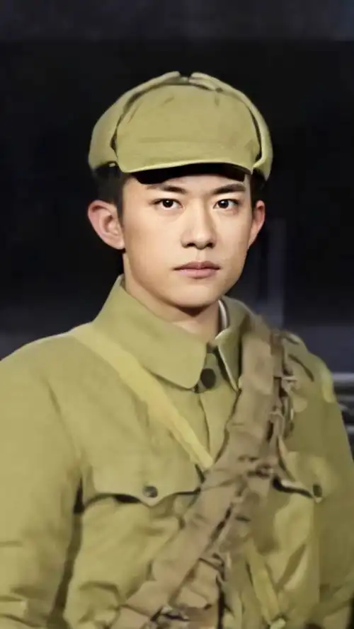 长津湖杀青首曝同框海报,吴京易烊千玺合影,00后顶流变瘦了