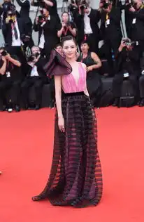 钟楚曦亮相威尼斯电影节开幕红毯展现优雅魅力