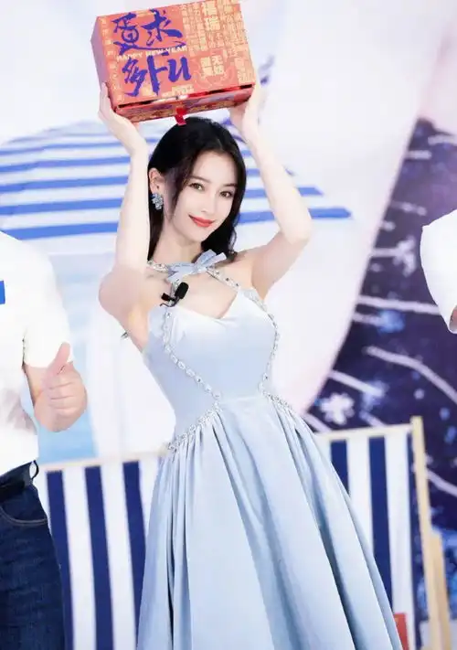 杨颖懒理婚变传闻,穿性感蓝色挂脖连衣裙亮相活动,少女感爆棚
