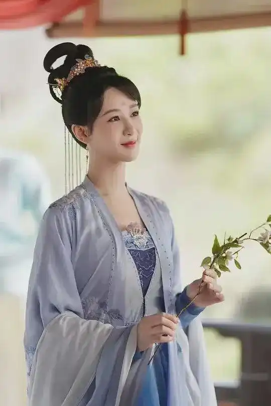 贾玲新电影转念花开火热开拍,杨紫挑战卧底,看题材又要爆了
