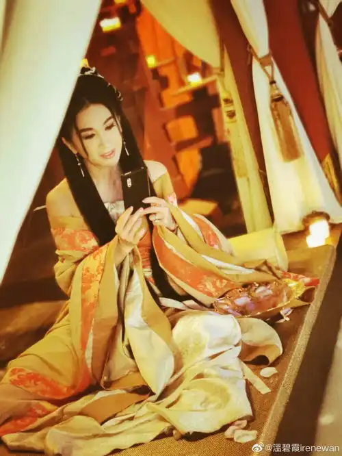 54岁温碧霞穿露脐装跳热舞热辣好身材藏不住
