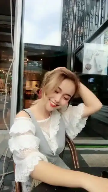 侧颜女神一笑,有种怦然心动的感觉