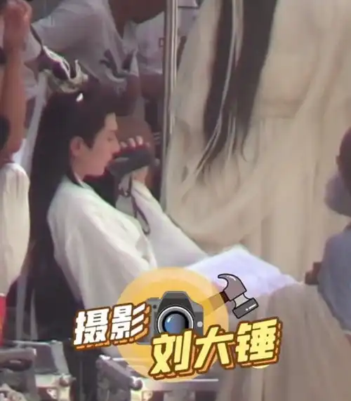 31岁男星拍戏受伤,右脚打满石膏难动弹,出行还要助理背上车