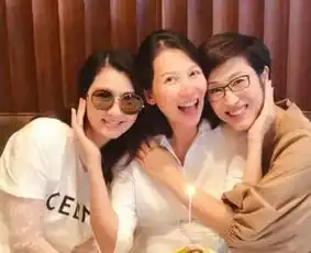 蔡少芬46岁生日照,老公张晋送上玫瑰花,好友朱茵也陪伴在侧