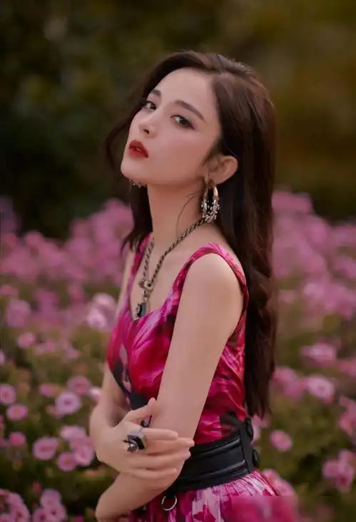 古力娜扎穿玫红印花裙显成熟,拳头大耳环太潮了,吸睛又能抢风头
