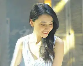 就读于中国劳动关系学院的她,成为当红一线女星