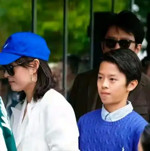 温网偶遇邓超一家,12岁等等气质神似胡歌,身高接近妈妈孙俪