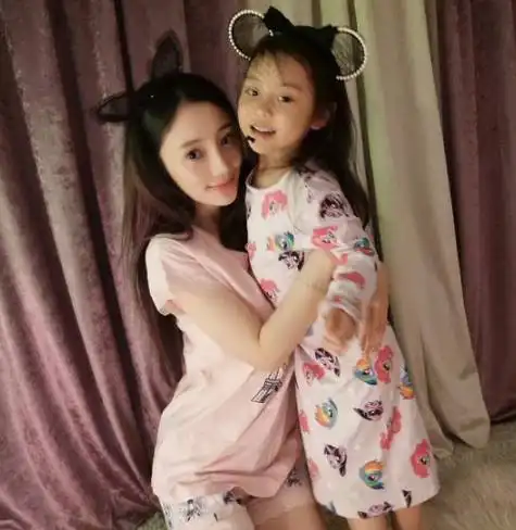 李小璐晒儿时剧照,笑称看到甜馨长大的样子,遭网友吐槽