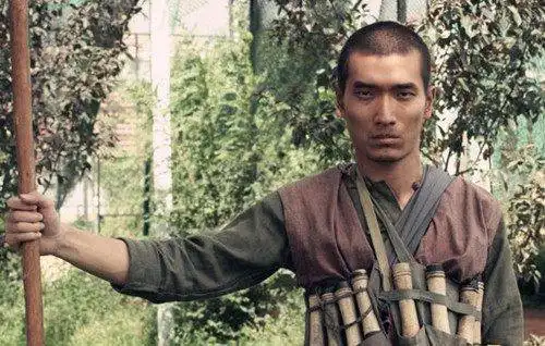 被王珞丹利用刁难张翰,是汉奸也是英雄,他才是年代剧中的戏精