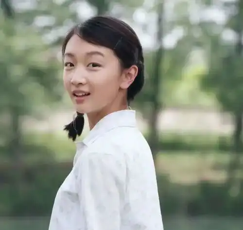 周冬雨路上,回忆起入学时的心情,是无限憧憬又十分忐忑
