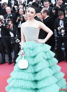范冰冰着绿色蛋糕裙亮相戛纳红毯贵气十足