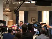 生活大爆炸杀青主演不舍落泪
