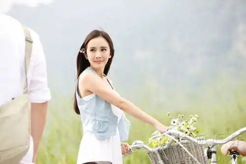 杨幂自然自信俘虏男友心柔顺长发成秘密武器
