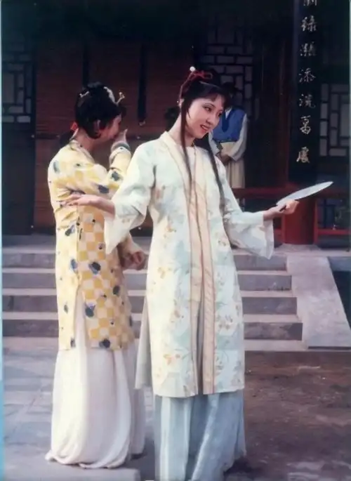 元宵节贾政为何十分悲戚元妃的灯谜还在其次,主要是因为薛宝钗