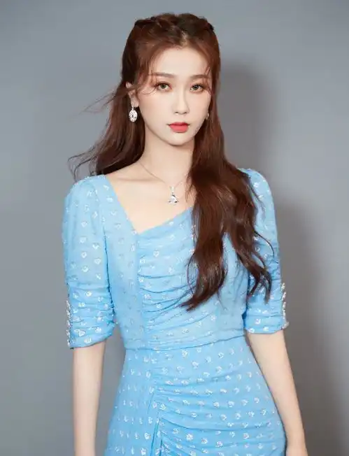 高圆圆与刘德华跳舞照曝光高圆圆穿烂大街背心超美,这颜值绝杀
