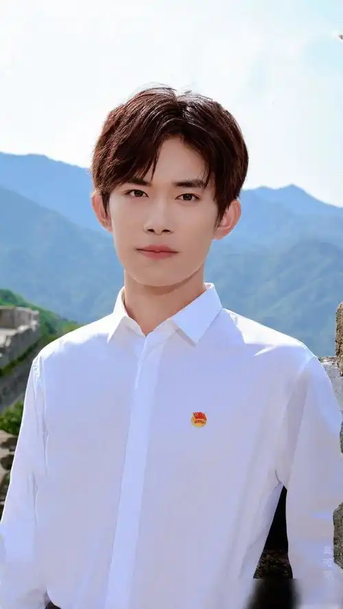 易烊千玺又被央视点名,大赞千玺是好榜样,传递青春正能量
