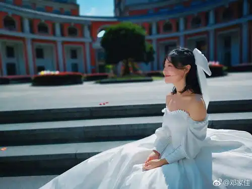 邓家佳晒剧照问候粉丝穿婚纱小露香肩纯洁美丽