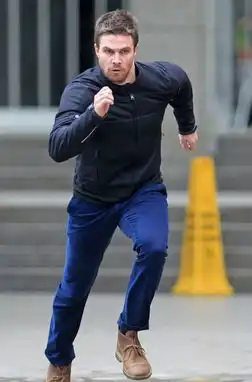 绿箭侠片场照曝光男主角上演绝命狂奔