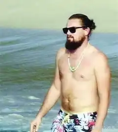 原来胖了好多年玩水枪不是偶然,莱昂纳多25岁旧照曝光说明了一切
