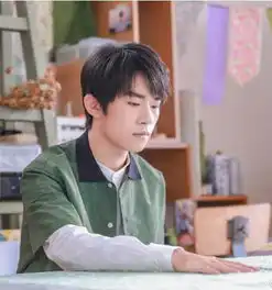 易烊千玺新电影剧照曝光,老干部造型被指不帅
