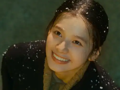 屈楚萧张婧仪新电影上映,首播好评如潮,口碑直追少年的你