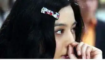 范冰冰街头狂啃玉米及大庭观众抠鼻被记者拍下作风豪放
