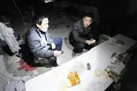 青岛农民工为等血汗钱蜗居湿冷地下室