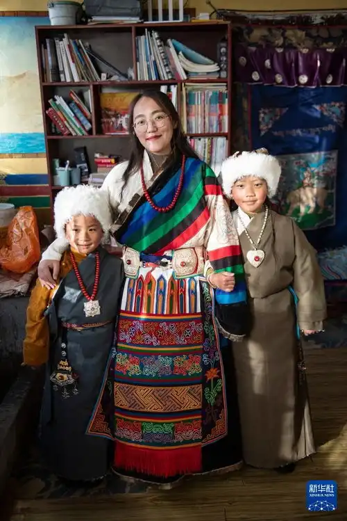 新春走基层藏历新年遇上农历春节藏北人家四世同堂年味浓