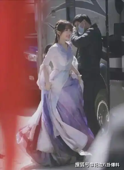谢娜二胎孕相首曝光,身穿宽松的黑色上衣,腹部明显凸起孕味十足
