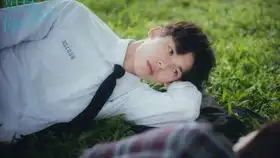 想见你编剧说片头最后一个镜头接片尾第一个镜头,片尾最后一个镜头接片头最后一个镜头,这个设计呼应本剧莫比乌斯环的核心