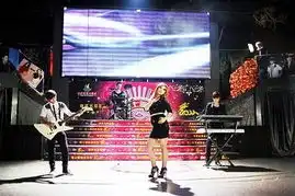 蝙蝠别墅拍戏中戏邓紫衣武艺开演唱会
