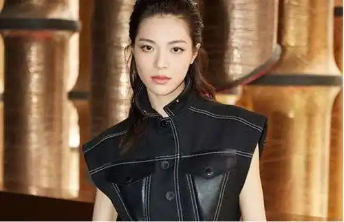 迪丽热巴的大学同学,前两位已经走红,高颜值的他还是不温不火
