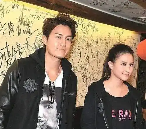 不怕何超莲吃醋窦骁与女助理勾肩搭背网友十亿结婚资产不保
