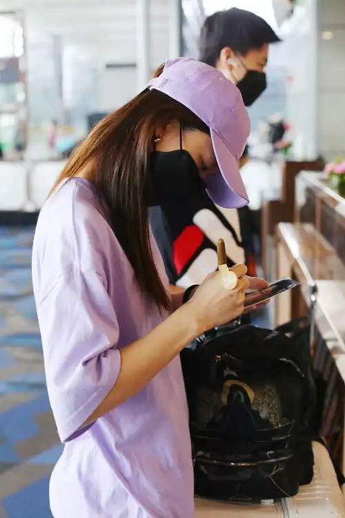 组图文咏珊穿香芋紫t恤少女感十足与老公罕见同框甜蜜对视
