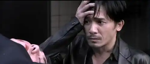 求无间道中黄警官死时梁朝伟悲伤的照片
