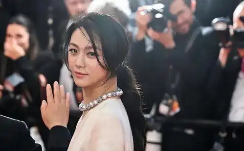 汤唯私服造型完胜戛纳红毯穿香奈儿显顶级名媛范,笑起来超甜美