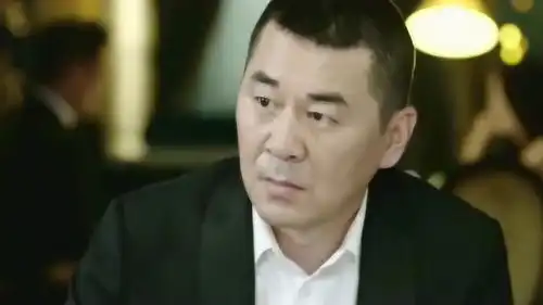 现在是有钱的叫大叔,没钱叫老汉
