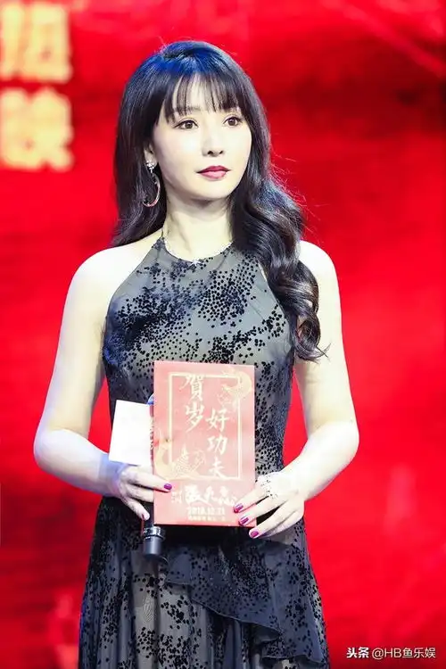 柳岩张天志首映肤若凝脂身材傲人期待多元健身审美
