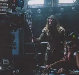 正义联盟新剧照曝光老爷坐姿霸气侧漏女神惊呆了
