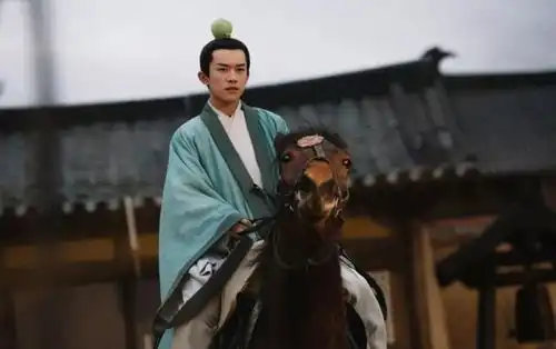 易烊千玺新片路透粉丝认不出满脸胡子入戏深,用作品说话才硬气