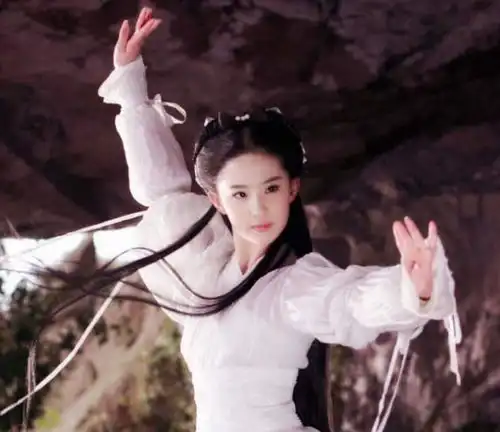 刘亦菲为何从不接清宫戏当她换上甄嬛装,网友活不过一集
