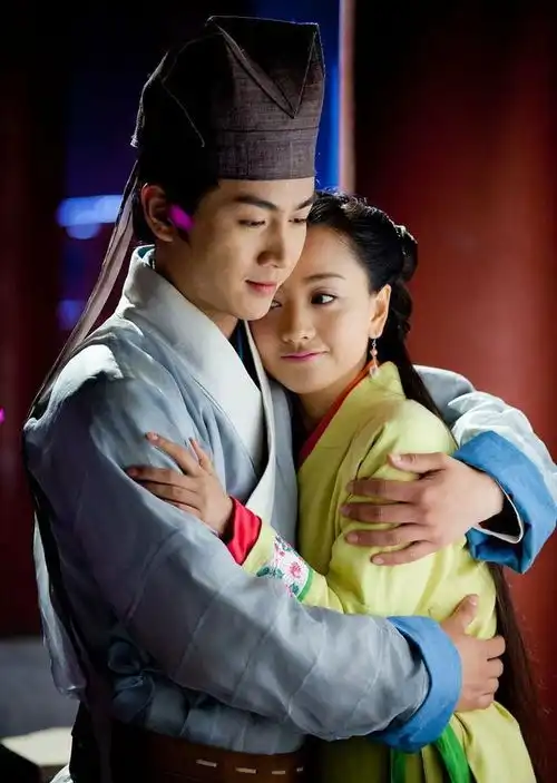 笑傲江湖里,他出身豪门却一生坎坷,为报家仇不惜自宫练剑