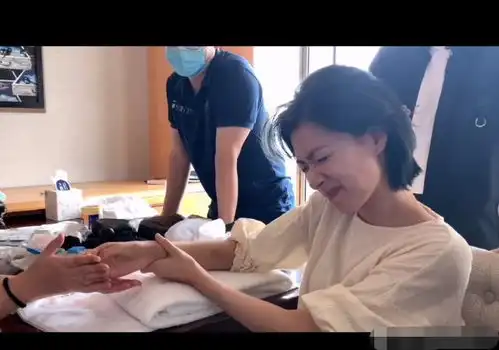 万茜自揭伤疤回应让子弹飞六子剖腹取粉再次在现实中上演
