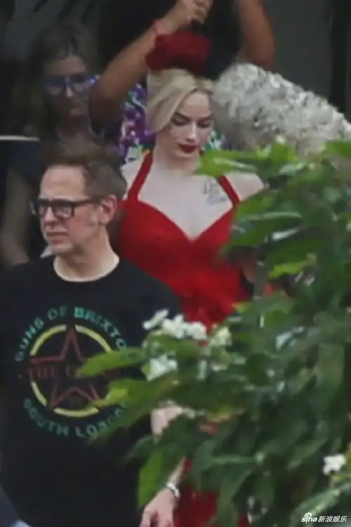 组图小丑女红裙造型曝光娇艳可人与同事边走边聊默契十足