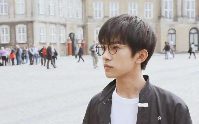 易烊千玺出席亚运会闭幕,将抵达雅加达,看来开学报到是要缺席了
