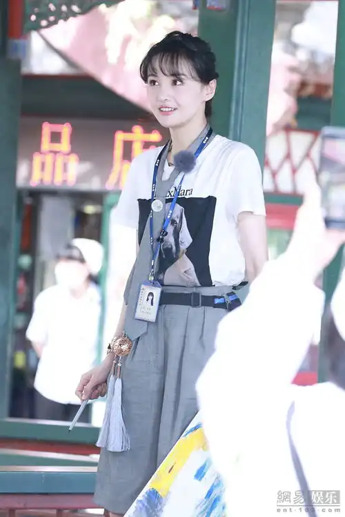 小仙女郑爽路透生图扎麻花辫清纯少女
